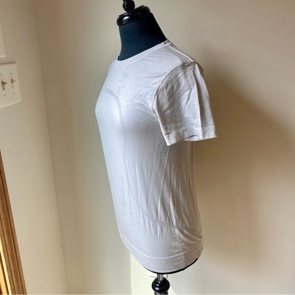 LULULEMON Swiftly Tech Top Relaxed Short Sleeve Shirt Cream White Size 6 - Picture 6 of 9